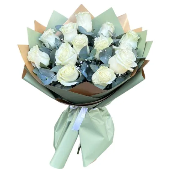 Ramo de flores rosas blancas importadas con papel coreano 